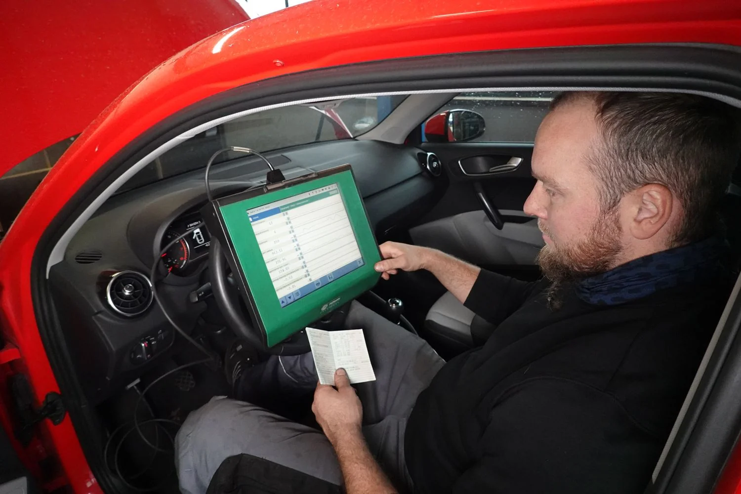 Markus Volland bei der Fahrzeugdiagnose