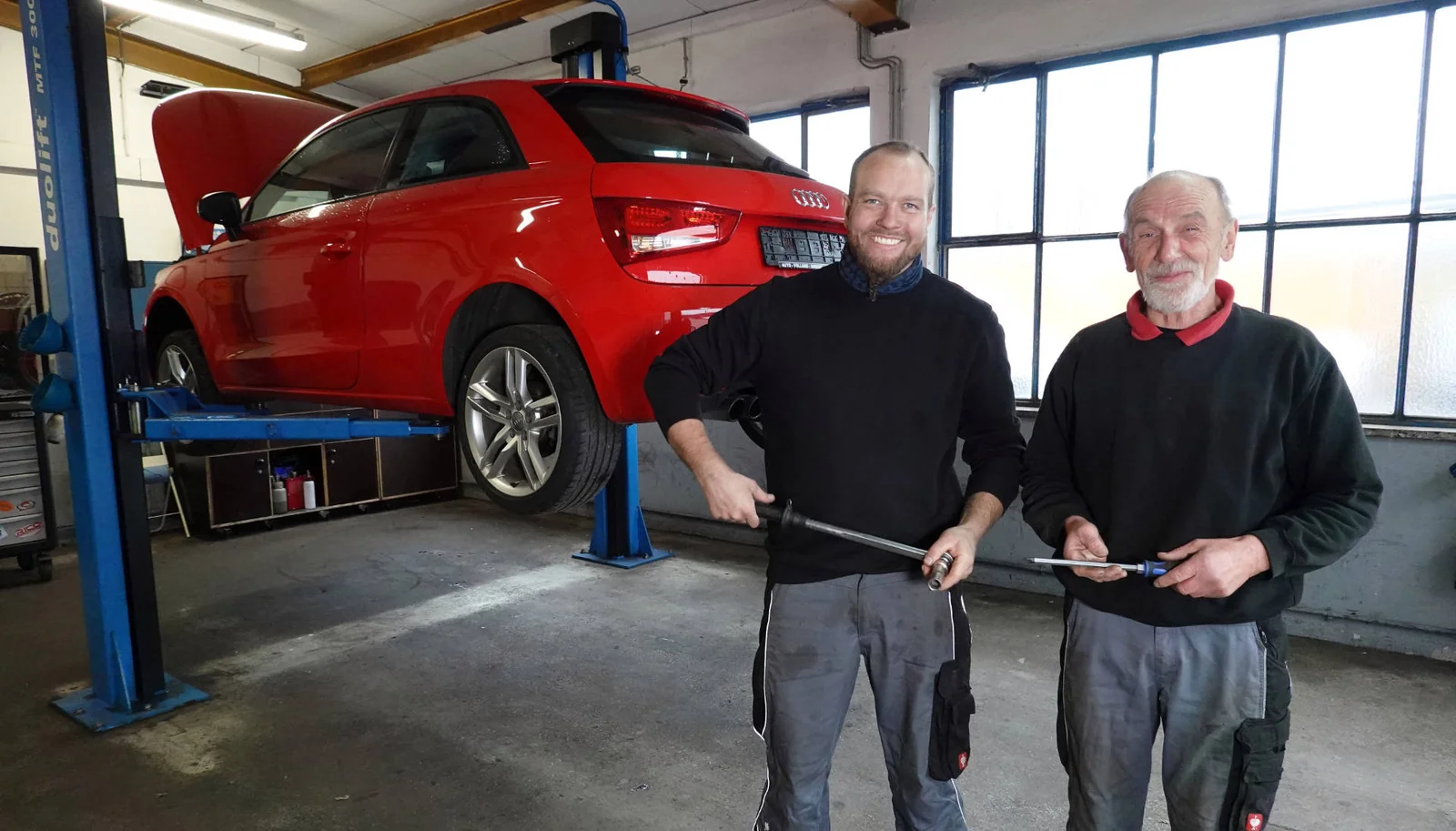 Markus und Wolfgang Volland in ihrer KFZ-Meisterwerkstatt in Sinzing