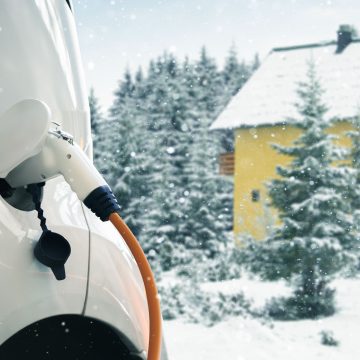 Elektroautos und E-Scooter im Winter - ADAC rät: Schon beim Laden heizen